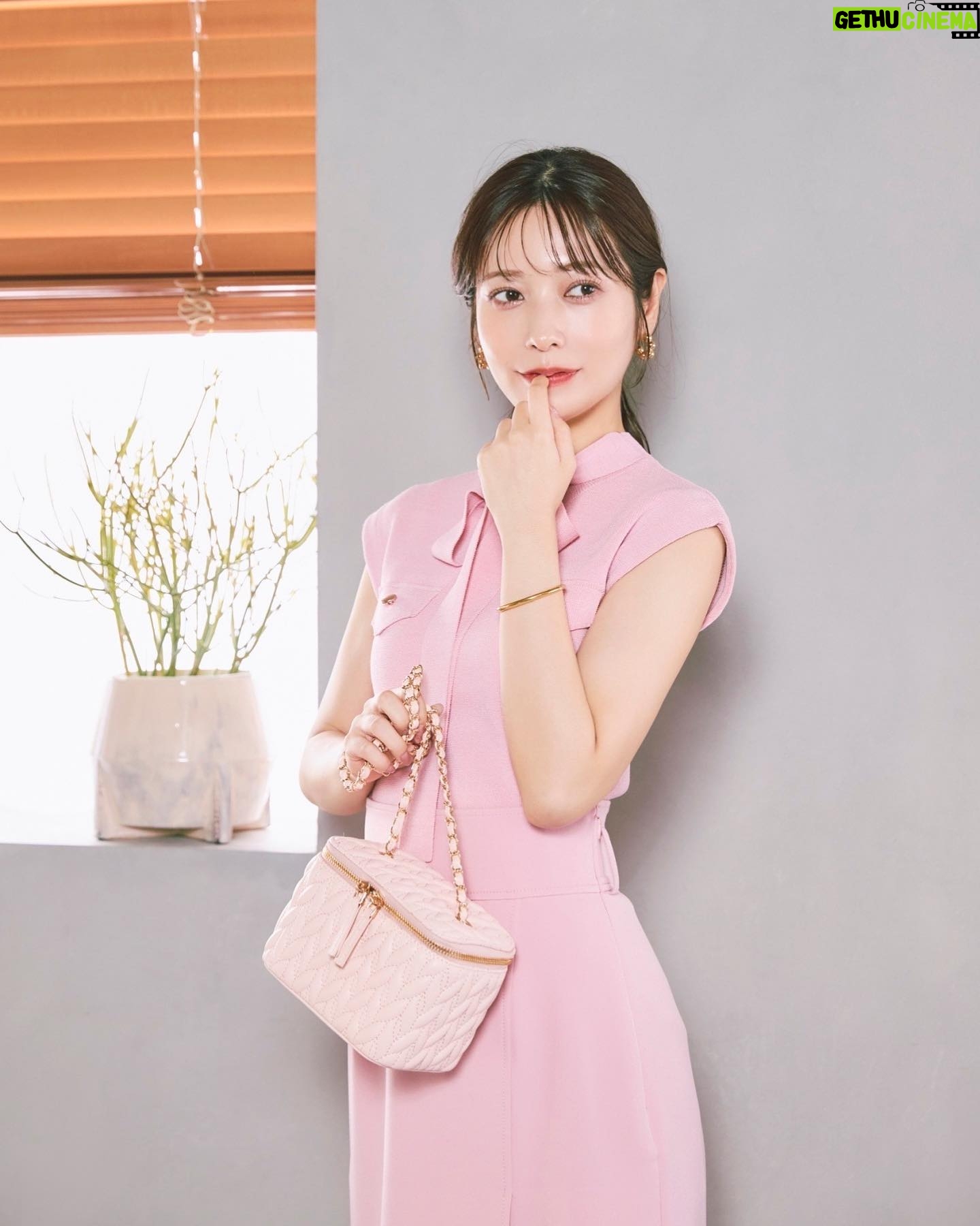 Saito Yuri - 7.2K Likes - このお洋服はセットアップじゃないんだけど
カラーを合わせてセットアップ風に着てるよ💖
ノースリーブのニットってどの時期に着ていいか
凄く迷っちゃうけど今くらいの梅雨に入るかな?
みたいなタイミングだと丁度よく着れそう♡♡♡
これでお外とか出てみたけど昼間は凄く丁度良かったよ
みんなのノースリニット着る時の
タイミング教えてほしいかも!!!
_____
tops skirt...@31sonsdemode
bag sandal...@rand_pic
pierce...@seasukii_jp
bangle...@ten._____
_____
#今日の服 #今日のコーデ #ゆったんコーデ
#斉藤優里 #ゆったん