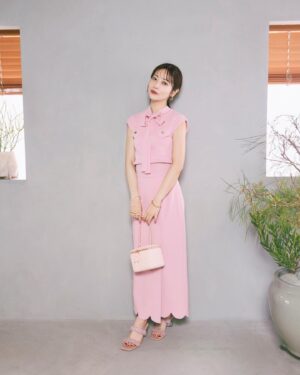 Saito Yuri Instagram - このお洋服はセットアップじゃないんだけど
カラーを合わせてセットアップ風に着てるよ💖
⁡
ノースリーブのニットってどの時期に着ていいか
凄く迷っちゃうけど今くらいの梅雨に入るかな？
みたいなタイミングだと丁度よく着れそう♡♡♡
⁡
これでお外とか出てみたけど昼間は凄く丁度良かったよ
みんなのノースリニット着る時の
タイミング教えてほしいかも！！！
⁡
_____
⁡
tops skirt...@31sonsdemode
bag sandal...@rand_pic
pierce...@seasukii_jp
bangle...@ten._____
_____
⁡
#今日の服 #今日のコーデ #ゆったんコーデ
#斉藤優里 #ゆったん