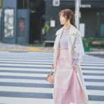 Saito Yuri Instagram - コートに透け感があってとっても珍しい形なので トップスに色味のあるものを持ってきて楽しんでるよ💜 パープル×ピンクの組み合わせも明るくて 気分もあがるから凄く可愛いよね🩷 ⁡ スカートも軽くだけどハリ感もあるので 大人っぽくも着れるからピンクで甘く見えるかも しれないけど綺麗めにもきれそうなので良さそう！ ⁡ ロング丈のコートと合わせることでより 大人感もましましです〜！！！！！ ⁡ _____ ⁡ coat…@jillstuart.jp knit skirt…@snidel_official earring…@mr.r0510 bag…@dianashoespress _____ ⁡ #今日の服 #今日のコーデ #ゆったんコーデ #斉藤優里 #ゆったん