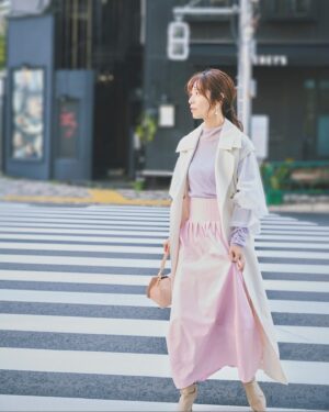 Saito Yuri Instagram - コートに透け感があってとっても珍しい形なので
トップスに色味のあるものを持ってきて楽しんでるよ💜
パープル×ピンクの組み合わせも明るくて
気分もあがるから凄く可愛いよね🩷
⁡
スカートも軽くだけどハリ感もあるので
大人っぽくも着れるからピンクで甘く見えるかも
しれないけど綺麗めにもきれそうなので良さそう！
⁡
ロング丈のコートと合わせることでより
大人感もましましです〜！！！！！
⁡
_____
⁡
coat…@jillstuart.jp
knit skirt…@snidel_official
earring…@mr.r0510
bag…@dianashoespress
_____
⁡
#今日の服 #今日のコーデ #ゆったんコーデ
#斉藤優里 #ゆったん