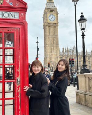 Saito Yuri Instagram - #ビッグベン も写真にいれられてザ・ロンドン！！！
を感じられる写真スポット〜☎️♡♡♡
⁡
電話BOXは世界各地で少なくなってきているけど、
まだまだこの辺りには数箇所存在しており
沢山の観光客の方達が並んで撮影をしていました
⁡
他の場所では電話BOXをなかなか見かけなかったので
この辺りがある意味レア？なのかな〜？
⁡
ビッグベンの鐘🔔は15分間隔おきぐらいに
鳴るみたいなのですがタイミングが悪くて
いつも鳴り始めてから動画をとろうとすると
終わってしまいました...悲しい🥹🥹🥹
⁡
かりんちゃんと久しぶりに
アイドルみたいにくっついて写真撮った！！！
このポーズ取材の時とかやりがちだよね 笑 
懐かしい！！！
⁡
⁡
⁡
#UnitedKingdom #london #bigben