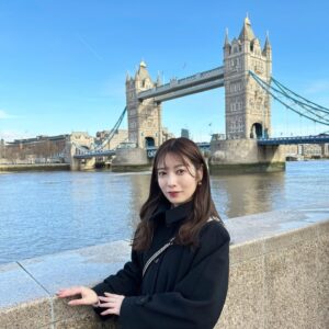Saito Yuri Instagram - #ロンドン の素敵な観光名所🇬🇧
#タワーブリッジ にも行ってきたよ！！！
⁡
日本にはない建物の雰囲気に大感動♡♡♡
ロンドンは曇天や薄暗いイメージがあったけど
丁度、綺麗な青空でより一層素敵でした🧏🏻‍♀️💓
⁡
晴れ女パワー発揮したかな〜？笑
⁡
写真撮りすぎて多分だけどタワーブリッジの写真
100枚くらいあると思う 笑
だってそれくらい感動しちゃったんだもん！！！
もう一生来れないかもとか思うと撮っちゃうよね 笑
しょうがないよね🥹🥹🥹
⁡
⁡
⁡
#UnitedKingdom #london #towerbridge