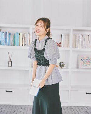Saito Yuri Instagram - 色味は暗めで全体的にまとめてるけど透け感のある
ビスチェで春っぽさは忘れずにです！！！
⁡
ビスチェは着る前はかなり小さくてサイズ感
大丈夫かな？って思っちゃうけどこのくらい
身体にフィットしてた方が程よくブラウスとの
差も出るから良さそうだったよ🐄🖤
⁡
メリハリもつけるの大切♡♡♡
⁡
_____
⁡
blouse…@furfur_official
bustier skirt…@leinwande_official
sandal…@dianashoespress
pierce…@do_la.official
bangle…@__vebet__
_____
⁡
#今日の服 #今日のコーデ #ゆったんコーデ
#斉藤優里 #ゆったん
