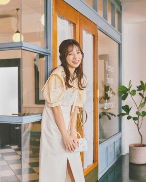 Saito Yuri Instagram - ブラウスの襟が大きくて今回はスッキリ見えるようなコーデ💛イエベ春の暖色得意な私と相性抜群です♡♡♡

袖にもボリューム感がありますが骨格的に、
肩周りにボリューム感があるものはそこまで
得意ではないのですが生地が柔らかい
雰囲気のものなので気にならずに着ることが出来たよ〜！

小さめバッグの日はアクセサリー感覚で身につけてることが
多いからコーデのワンポイントにも🥰❤️

_____

blouse…@ghospell
onepiece…@jillstuart.jp
earring…@luna_folium
bag pumps…@dianashoespress
_____

#今日の服 #今日のコーデ #ゆったんコーデ
#斉藤優里 #ゆったん