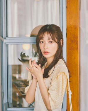 Saito Yuri Instagram - ブラウスの襟が大きくて今回はスッキリ見えるようなコーデ💛イエベ春の暖色得意な私と相性抜群です♡♡♡

袖にもボリューム感がありますが骨格的に、
肩周りにボリューム感があるものはそこまで
得意ではないのですが生地が柔らかい
雰囲気のものなので気にならずに着ることが出来たよ〜！

小さめバッグの日はアクセサリー感覚で身につけてることが
多いからコーデのワンポイントにも🥰❤️

_____

blouse…@ghospell
onepiece…@jillstuart.jp
earring…@luna_folium
bag pumps…@dianashoespress
_____

#今日の服 #今日のコーデ #ゆったんコーデ
#斉藤優里 #ゆったん