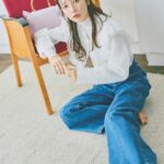 Saito Yuri Instagram - デニム×ブラウス って大人コーデの鉄板💙 ただ女の子らしさを私は忘れたくないから こういう時は絶対ヒール合わせにするよ♡ ⁡ デニムでカジュアル感あるけど女の子らしさ全開で☺️ ⁡ カチューシャも普段可愛過ぎちゃう気がして あんまりつけられないけど前髪をかなり薄くしたら 大人っぽくもつけられた気がしたよ〜♡♡♡ ⁡ _____ ⁡ tops...@cocodeal_official pants...@lilliancarat_official Katyusha...@anemone_official earring...@earrings_larc ring...tomomi.s-jewelry @__ripsalis__ bag...@31sonsdemode ⁡ _____ ⁡ #今日の服 #今日のコーデ #ゆったんコーデ #斉藤優里 #ゆったん