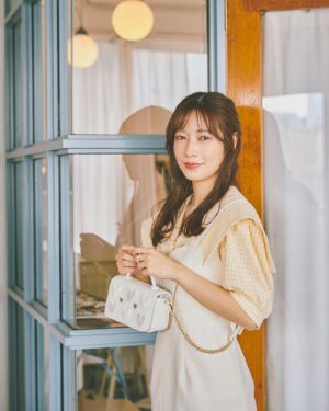 Saito Yuri Instagram - ブラウスの襟が大きくて今回はスッキリ見えるようなコーデ💛イエベ春の暖色得意な私と相性抜群です♡♡♡

袖にもボリューム感がありますが骨格的に、
肩周りにボリューム感があるものはそこまで
得意ではないのですが生地が柔らかい
雰囲気のものなので気にならずに着ることが出来たよ〜！

小さめバッグの日はアクセサリー感覚で身につけてることが
多いからコーデのワンポイントにも🥰❤️

_____

blouse…@ghospell
onepiece…@jillstuart.jp
earring…@luna_folium
bag pumps…@dianashoespress
_____

#今日の服 #今日のコーデ #ゆったんコーデ
#斉藤優里 #ゆったん