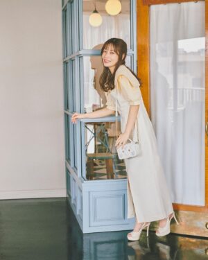 Saito Yuri Instagram - ブラウスの襟が大きくて今回はスッキリ見えるようなコーデ💛イエベ春の暖色得意な私と相性抜群です♡♡♡

袖にもボリューム感がありますが骨格的に、
肩周りにボリューム感があるものはそこまで
得意ではないのですが生地が柔らかい
雰囲気のものなので気にならずに着ることが出来たよ〜！

小さめバッグの日はアクセサリー感覚で身につけてることが
多いからコーデのワンポイントにも🥰❤️

_____

blouse…@ghospell
onepiece…@jillstuart.jp
earring…@luna_folium
bag pumps…@dianashoespress
_____

#今日の服 #今日のコーデ #ゆったんコーデ
#斉藤優里 #ゆったん
