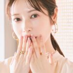 Saito Yuri Instagram - この日のメイクはツヤ感も勿論 意識しつつ目元にラメいれてるんるんだよ♡💖 ⁡ ネイルもなんだけど最近はシンプルが大好きで だけど、ツヤっとキラッと感はマストで いつもわがままな注文なんですけど @akane.4.8さんに可愛くしてもらってます🥺 ⁡ ネイルは先端にマグネットを集めてなるべく 光を沢山集めるようなイメージをしました 私が化粧したりネイルするのにツヤとキラッと感は 一生外せないな〜♡♡♡ ⁡ 同じツヤキラ好きちゃんいる？🪄 ⁡ ⁡ #メイク #今日のメイク #ゆったんメイク #ネイル #ゆったんネイル #斉藤優里 #ゆったん