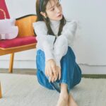 Saito Yuri Instagram - デニム×ブラウス って大人コーデの鉄板💙 ただ女の子らしさを私は忘れたくないから こういう時は絶対ヒール合わせにするよ♡ ⁡ デニムでカジュアル感あるけど女の子らしさ全開で☺️ ⁡ カチューシャも普段可愛過ぎちゃう気がして あんまりつけられないけど前髪をかなり薄くしたら 大人っぽくもつけられた気がしたよ〜♡♡♡ ⁡ _____ ⁡ tops...@cocodeal_official pants...@lilliancarat_official Katyusha...@anemone_official earring...@earrings_larc ring...tomomi.s-jewelry @__ripsalis__ bag...@31sonsdemode ⁡ _____ ⁡ #今日の服 #今日のコーデ #ゆったんコーデ #斉藤優里 #ゆったん