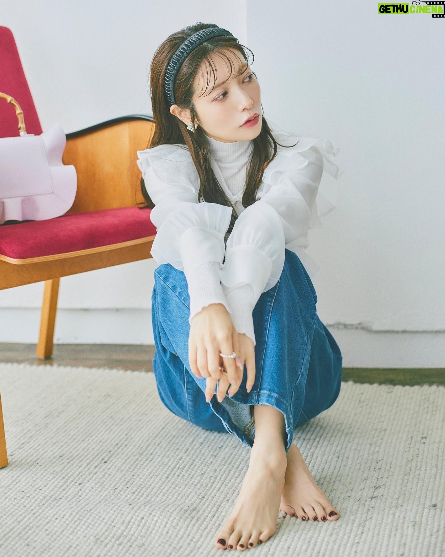 Saito Yuri Instagram - デニム×ブラウス って大人コーデの鉄板💙 ただ女の子らしさを私は忘れたくないから こういう時は絶対ヒール合わせにするよ♡ デニムでカジュアル感あるけど女の子らしさ全開で☺️ カチューシャも普段可愛過ぎちゃう気がして あんまりつけられないけど前髪をかなり薄くしたら 大人っぽくもつけられた気がしたよ〜♡♡♡ _____ tops...@cocodeal_official pants...@lilliancarat_official Katyusha...@anemone_official earring...@earrings_larc ring...tomomi.s-jewelry @__ripsalis__ bag...@31sonsdemode _____ #今日の服 #今日のコーデ #ゆったんコーデ #斉藤優里 #ゆったん