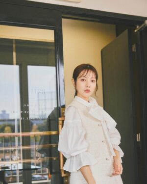 Saito Yuri Instagram - 最近めちゃくちゃ流行っているツイードに私もチャレンジ！
ツイードはかなりコーデを格上げしてくれて
大人っぽくも見せてくれるので綺麗めコーデが
好きな人はもってこいだよね🤍🤍🤍
⁡
このツイードジャケットはウエストのところが
"きゅっ"て絞ってあるからツイード生地特有の厚み感
そこまで出なくてスッキリ着れたよ〜！！！！
⁡
なので、厚みがありすぎる生地が苦手な方でも
チャレンジしやすいよ、私はこの雰囲気大好きだよ🥰❤️
⁡
引き続き皆さんからコメントも楽しみにしながら
投稿しておりますので良かったらお待ちしてます♡
⁡
_____
⁡
 blouse  best  short pants…@arpege_story
  pierce…@do_la.official
  shoes…@dianashoespress
_____
⁡
#今日の服 #今日のコーデ #ゆったんコーデ
#斉藤優里 #ゆったん