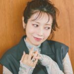 Saito Yuri Instagram - 今まで私が載せたことがなかったようなコーデ こういう服装も新しい自分に会える感じが 楽しいしいろんなものにチャレンジしたいな☺️🩷 ⁡ カッチリした洋服も髪の毛をおだんごとかに すればまた違った抜け感もありつつ 今時で着れるからいいよね〜🤍 ⁡ 差し色に派手な小物とかいれると さらに目をひくポイントにもなるよね？ ⁡ _____ ⁡ tops skirt…@amerivintage sandal bag...@dianashoespress ⁡ _____ ⁡ #今日の服 #今日のコーデ #ゆったんコーデ #斉藤優里 #ゆったん