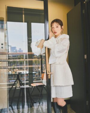 Saito Yuri Instagram - 最近めちゃくちゃ流行っているツイードに私もチャレンジ！
ツイードはかなりコーデを格上げしてくれて
大人っぽくも見せてくれるので綺麗めコーデが
好きな人はもってこいだよね🤍🤍🤍
⁡
このツイードジャケットはウエストのところが
"きゅっ"て絞ってあるからツイード生地特有の厚み感
そこまで出なくてスッキリ着れたよ〜！！！！
⁡
なので、厚みがありすぎる生地が苦手な方でも
チャレンジしやすいよ、私はこの雰囲気大好きだよ🥰❤️
⁡
引き続き皆さんからコメントも楽しみにしながら
投稿しておりますので良かったらお待ちしてます♡
⁡
_____
⁡
 blouse  best  short pants…@arpege_story
  pierce…@do_la.official
  shoes…@dianashoespress
_____
⁡
#今日の服 #今日のコーデ #ゆったんコーデ
#斉藤優里 #ゆったん
