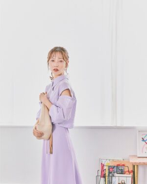 Saito Yuri Instagram - 今回のコーデが可愛いと思ったら
「💖」でコメントください！
⁡
今回の服も全部"今"発売されてる服を選んだので
ぜひ参考にしてみて下さい！
⁡
肌見せもがっつりなのはあんまり得意ではないけど
程よい感じのは大好きです◎
抜け感が出るし、春を感じる服装じゃないかな
⁡
髪も普段結ぶ時は低めなんだけどこの時は
いつもより気持ち高めにしてもらったよ！！！
襟がついてるので高めに結んで首を長く〜
身長157cmで大きい方ではないから
スタイル少しでもよく魅せたくて🥹🤍
⁡
個人的になかなか着ない色味のパープルも
軽く肌見せがあるとパープルパープル
しないのでチャレンジしやすかったよ！！！
⁡
これって伝わる？笑
⁡
コメントも沢山お待ちしております♡♡♡
⁡
———
⁡
shirt…. @lilliancarat_official
skirt…@lilliancarat_official
pierce...@anemone_official
bag... @gallardagalante
pumps...@dianashoespress
⁡
———
⁡
#今日の服 #今日のコーデ #ゆったんコーデ
#斉藤優里 #ゆったん