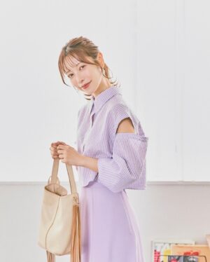 Saito Yuri Instagram - 今回のコーデが可愛いと思ったら
「💖」でコメントください！
⁡
今回の服も全部"今"発売されてる服を選んだので
ぜひ参考にしてみて下さい！
⁡
肌見せもがっつりなのはあんまり得意ではないけど
程よい感じのは大好きです◎
抜け感が出るし、春を感じる服装じゃないかな
⁡
髪も普段結ぶ時は低めなんだけどこの時は
いつもより気持ち高めにしてもらったよ！！！
襟がついてるので高めに結んで首を長く〜
身長157cmで大きい方ではないから
スタイル少しでもよく魅せたくて🥹🤍
⁡
個人的になかなか着ない色味のパープルも
軽く肌見せがあるとパープルパープル
しないのでチャレンジしやすかったよ！！！
⁡
これって伝わる？笑
⁡
コメントも沢山お待ちしております♡♡♡
⁡
———
⁡
shirt…. @lilliancarat_official
skirt…@lilliancarat_official
pierce...@anemone_official
bag... @gallardagalante
pumps...@dianashoespress
⁡
———
⁡
#今日の服 #今日のコーデ #ゆったんコーデ
#斉藤優里 #ゆったん