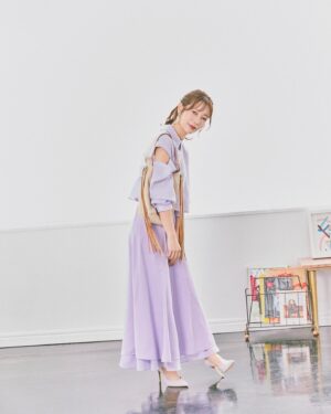 Saito Yuri Instagram - 今回のコーデが可愛いと思ったら
「💖」でコメントください！
⁡
今回の服も全部"今"発売されてる服を選んだので
ぜひ参考にしてみて下さい！
⁡
肌見せもがっつりなのはあんまり得意ではないけど
程よい感じのは大好きです◎
抜け感が出るし、春を感じる服装じゃないかな
⁡
髪も普段結ぶ時は低めなんだけどこの時は
いつもより気持ち高めにしてもらったよ！！！
襟がついてるので高めに結んで首を長く〜
身長157cmで大きい方ではないから
スタイル少しでもよく魅せたくて🥹🤍
⁡
個人的になかなか着ない色味のパープルも
軽く肌見せがあるとパープルパープル
しないのでチャレンジしやすかったよ！！！
⁡
これって伝わる？笑
⁡
コメントも沢山お待ちしております♡♡♡
⁡
———
⁡
shirt…. @lilliancarat_official
skirt…@lilliancarat_official
pierce...@anemone_official
bag... @gallardagalante
pumps...@dianashoespress
⁡
———
⁡
#今日の服 #今日のコーデ #ゆったんコーデ
#斉藤優里 #ゆったん
