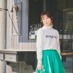 Saito Yuri Instagram - 今回のコーデが可愛いと思ったら 「❤️」でコメントください！ ⁡ お洋服実はカジュアルなのも大好きなんです 今回はそんな雰囲気を感じとってもらえる ような写真が多めです♡♡♡ 作ってない顔の写真多め笑 ⁡ 今回の服も全部"今"発売されてる服を選んだので ぜひ参考にしてみて下さい！ ⁡ カジュアルな服だけどパールのアイテムを あわせることによってカジュアルに なりすぎない感じ大好き🤍🤍🤍 タートルネックだから首元はすっきりぎみにして 髪の毛は低めで結んであります！！！ ⁡ こっちのが小顔に見えるので...🥹🥹🥹 ⁡ コメントも沢山お待ちしております♡♡♡ ⁡ ——— ⁡ knit…. @apuweiser_official cat sew...@lilliancarat_official skirt…@jillstuart.jp bag... @dianashoespress necklace...@__ripsalis__ pierce... @hemca_official ⁡ ——— ⁡ #今日の服 #今日のコーデ #ゆったんコーデ #斉藤優里 #ゆったん