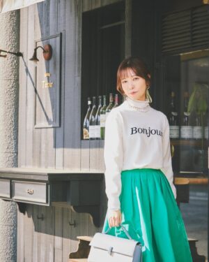 Saito Yuri Instagram - 今回のコーデが可愛いと思ったら
「❤️」でコメントください！
⁡
お洋服実はカジュアルなのも大好きなんです
今回はそんな雰囲気を感じとってもらえる
ような写真が多めです♡♡♡
作ってない顔の写真多め笑
⁡
今回の服も全部"今"発売されてる服を選んだので
ぜひ参考にしてみて下さい！
⁡
カジュアルな服だけどパールのアイテムを
あわせることによってカジュアルに
なりすぎない感じ大好き🤍🤍🤍
タートルネックだから首元はすっきりぎみにして
髪の毛は低めで結んであります！！！
⁡
こっちのが小顔に見えるので...🥹🥹🥹
⁡
コメントも沢山お待ちしております♡♡♡
⁡
———
⁡
knit…. @apuweiser_official
cat sew...@lilliancarat_official
skirt…@jillstuart.jp
bag... @dianashoespress
necklace...@__ripsalis__
pierce... @hemca_official
⁡
———
⁡
#今日の服 #今日のコーデ #ゆったんコーデ
#斉藤優里 #ゆったん