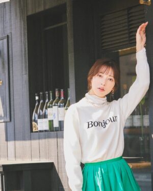 Saito Yuri Instagram - 今回のコーデが可愛いと思ったら
「❤️」でコメントください！
⁡
お洋服実はカジュアルなのも大好きなんです
今回はそんな雰囲気を感じとってもらえる
ような写真が多めです♡♡♡
作ってない顔の写真多め笑
⁡
今回の服も全部"今"発売されてる服を選んだので
ぜひ参考にしてみて下さい！
⁡
カジュアルな服だけどパールのアイテムを
あわせることによってカジュアルに
なりすぎない感じ大好き🤍🤍🤍
タートルネックだから首元はすっきりぎみにして
髪の毛は低めで結んであります！！！
⁡
こっちのが小顔に見えるので...🥹🥹🥹
⁡
コメントも沢山お待ちしております♡♡♡
⁡
———
⁡
knit…. @apuweiser_official
cat sew...@lilliancarat_official
skirt…@jillstuart.jp
bag... @dianashoespress
necklace...@__ripsalis__
pierce... @hemca_official
⁡
———
⁡
#今日の服 #今日のコーデ #ゆったんコーデ
#斉藤優里 #ゆったん