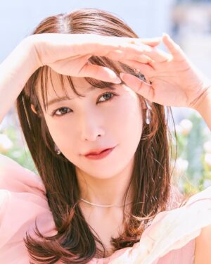 Saito Yuri Instagram - このトップスが好きすぎて実は色違い購入してます♡
まだまだいくつになっても自分が好きな服って
結局根本的には変わらなくて見るとときめくよね💖
⁡
私はきっといつまでも甘さが少しある洋服が
好きなんだろうなって思ってる、もちろん
いろんな系統のお洋服着るからこそなんだけど
そのブランドさんの中でもわりと甘いもの
選びがちなんだよな〜！！！
⁡
ピンク×デニム あわせって最高に可愛いもん🤍
⁡
_____
⁡
tops...@eimyistoire_official
skirt...@31sonsdemode
earring...@seasukii_jp
ring necklace...@ten.____
_____
⁡
#今日の服 #今日のコーデ #ゆったんコーデ
#斉藤優里 #ゆったん