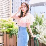 Saito Yuri Instagram - このトップスが好きすぎて実は色違い購入してます♡ まだまだいくつになっても自分が好きな服って 結局根本的には変わらなくて見るとときめくよね💖 ⁡ 私はきっといつまでも甘さが少しある洋服が 好きなんだろうなって思ってる、もちろん いろんな系統のお洋服着るからこそなんだけど そのブランドさんの中でもわりと甘いもの 選びがちなんだよな〜！！！ ⁡ ピンク×デニム あわせって最高に可愛いもん🤍 ⁡ _____ ⁡ tops...@eimyistoire_official skirt...@31sonsdemode earring...@seasukii_jp ring necklace...@ten.____ _____ ⁡ #今日の服 #今日のコーデ #ゆったんコーデ #斉藤優里 #ゆったん