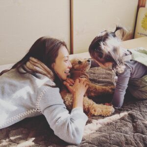 Saki Aibu Instagram - 年末は怒涛の毎日。そんな中で実家に帰ったり、七五三の写真を撮ったり。やりたいこと全てやり切っていい年始を迎えられそう。今年もあと数日、何事も丁寧に、そして笑顔で過ごそっと。
今年最後のI.M.Aも配信です！
#artistspoken  #I.M.A