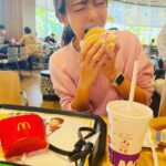 Saki Aibu Instagram - そしてだーいぶ前に息子に激写されたランチ🍔たまにはね、、と言いつつこの夏休みはたくさんお世話になりました🍔🙏✨✨✨