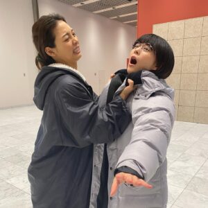 Saki Aibu Instagram - 不仲な噂を表現。
私たちバチバチなんだぜ。現場では超険悪なんだから！！ 勝手な想像で記事を書いたら傷つきます。今回はなんだか面白かったけど。充希ちゃん、本当に素敵。いつもありがとう！

#同期のサクラ #見てね#とってもお久しぶりのインスタ#充希ちゃんと一緒に写真撮れてhappy
