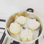 Saki Aibu Instagram - 朝から肉まん。不器用で🥲包むのが下手でも美味しければいいのだ☺️大好きなお友達のレシピでいい時間✨ @asuca_kitchen なんか写真の色がうまくいかないけど。まあいいか。。