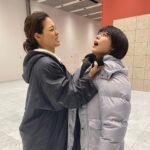 Saki Aibu Instagram - 不仲な噂を表現。 私たちバチバチなんだぜ。現場では超険悪なんだから！！ 勝手な想像で記事を書いたら傷つきます。今回はなんだか面白かったけど。充希ちゃん、本当に素敵。いつもありがとう！ #同期のサクラ #見てね#とってもお久しぶりのインスタ#充希ちゃんと一緒に写真撮れてhappy