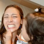 Saki Aibu Instagram - 最近娘と写真を撮るとまともな顔ができません🥸 昨日I.M.A配信しています！今回は旅行の話🌴#子供連れの旅行は予定通りにいかない#子供連れの旅行は体力が続かない #筋トレ始めようかな