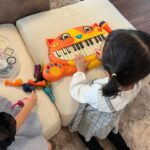 Saki Aibu Instagram - キャットピアノはとにかく可愛くて、マイクもついているので娘がノリノリで歌を歌ってくれます！姪っ子と2人でピアノを弾いて歌って夢中で遊んで、娘の大好きなおもちゃになりました✨ シンフォニーオーケストラは一家に一台は欲しいおもちゃ！！私はこれから誰かにプレゼントする時はこれをあげると思います！色んな楽器の音色が聴けて、自分でハーモニーを作る、他にはないおもちゃ！！ 子供達がこうやって遊びながら音楽を好きになってくれるといいなーと思います。 私が子供の頃に遊びたかった！！って思う理想のおもちゃたち、ぜひ気になった方はチェックしてみてください。 === @btoys.jp × @aibu_saki コラボ企画🌈✨ B. toys看板商品のキャットピアノと、さまざまな音色を重ねて遊べるシンフォニーオーケストラを相武紗季さんにプレゼントさせていただきました😋💞   カナダ生まれのB. toysは新生児から4歳ごろまでのキッズ向けおもちゃブランド。ユニークな色合いと子どもの個性を伸ばし成長を促せるデザインが特徴です。   B. toys公式サイトにて対象商品限定セール実施中です！ぜひ投稿を覗いてみてください☆　@btoys.jp   #PR #Btoys #BtoysJP #mybtoys #相武紗季 #おもちゃ #知育玩具 #1歳誕生日プレゼント #2歳誕生日プレゼント #3歳誕生日プレゼント #4歳誕生日プレゼント #誕生日プレゼント #ごっこ遊び #おうち時間 #おうち遊び #知育 #モンテッソーリ #子供のいる暮らし #子供のいる生活 #子育てママ #子育てママ応援 #令和5年ベビー #令和4年ベビー #令和3年ベビー #令和2年ベビー #ママさんと繋がりたい #ママライフ