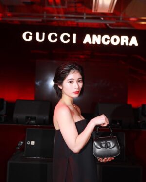 Sakurako Okubo Instagram - GUCCIの新クリエイティブ・ディレクターサバト・デ・サルノのデビューコレクションがローンチされました。

「Gucci Ancora」と名付けて発表されたそのコレクションは、「ancora – もう一度、もっと、ファッションに恋をしよう」というメッセージが込められています。

触り心地の良い、ヘルシーでシンプルなワンピースを着させていただきました💄
新たなチャプターを迎えるGUCCIのイベントに参加できて嬉しかったです。

#GucciAncora
#GucciSS24
#PR
@gucci 
@sabatods
