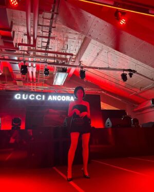 Sakurako Okubo Instagram - GUCCIの新クリエイティブ・ディレクターサバト・デ・サルノのデビューコレクションがローンチされました。

「Gucci Ancora」と名付けて発表されたそのコレクションは、「ancora – もう一度、もっと、ファッションに恋をしよう」というメッセージが込められています。

触り心地の良い、ヘルシーでシンプルなワンピースを着させていただきました💄
新たなチャプターを迎えるGUCCIのイベントに参加できて嬉しかったです。

#GucciAncora
#GucciSS24
#PR
@gucci 
@sabatods