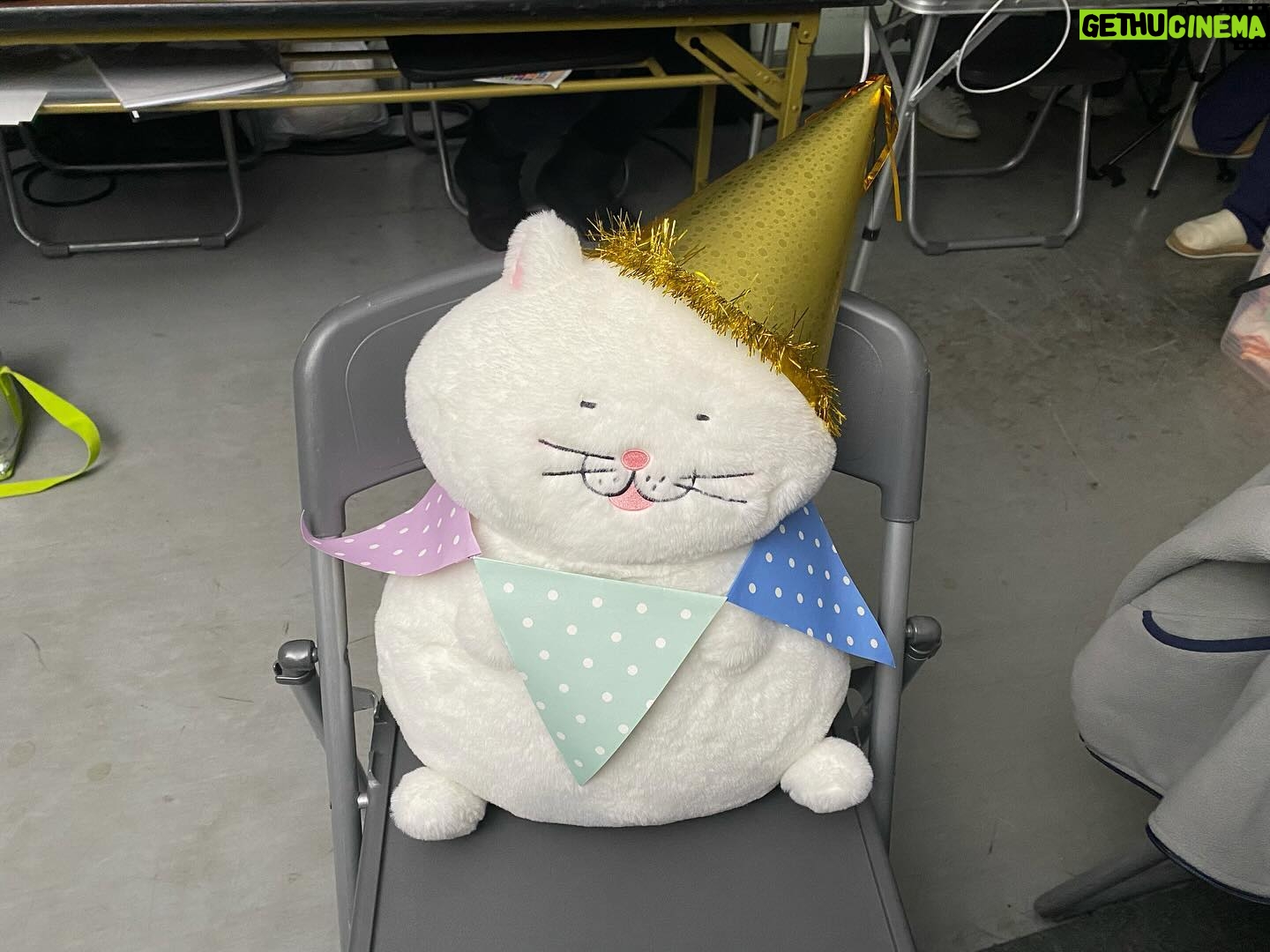 Sakurako Okubo Instagram - あかねちゃんの席に座ってた。 今夜第6話! #リビングの松永さん