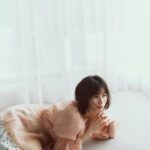 Sakurako Okubo Instagram - 本日からNATURAL BEAUTY BASICより小柄さん向けプチサイズ特集のwebカタログが公開されました🫶 大人フェミニンで可愛らしく、ジャケットやブーツと合わせてカジュアルにしても可愛い🫶 リボンの付いたオフショルブラウスは特に、スタイルアップにもなりつつボリュームも出してくれるからかなりおすすめです！ #natutalbeautybasic #ナチュラルビューティーベーシック #PR