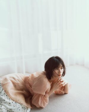 Sakurako Okubo Instagram - 本日からNATURAL BEAUTY BASICより小柄さん向けプチサイズ特集のwebカタログが公開されました🫶
大人フェミニンで可愛らしく、ジャケットやブーツと合わせてカジュアルにしても可愛い🫶
リボンの付いたオフショルブラウスは特に、スタイルアップにもなりつつボリュームも出してくれるからかなりおすすめです！
#natutalbeautybasic
#ナチュラルビューティーベーシック
#PR