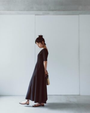 Sakurako Okubo Instagram - 本日からNATURAL BEAUTY BASICより小柄さん向けプチサイズ特集のwebカタログが公開されました🫶
大人フェミニンで可愛らしく、ジャケットやブーツと合わせてカジュアルにしても可愛い🫶
リボンの付いたオフショルブラウスは特に、スタイルアップにもなりつつボリュームも出してくれるからかなりおすすめです！
#natutalbeautybasic
#ナチュラルビューティーベーシック
#PR