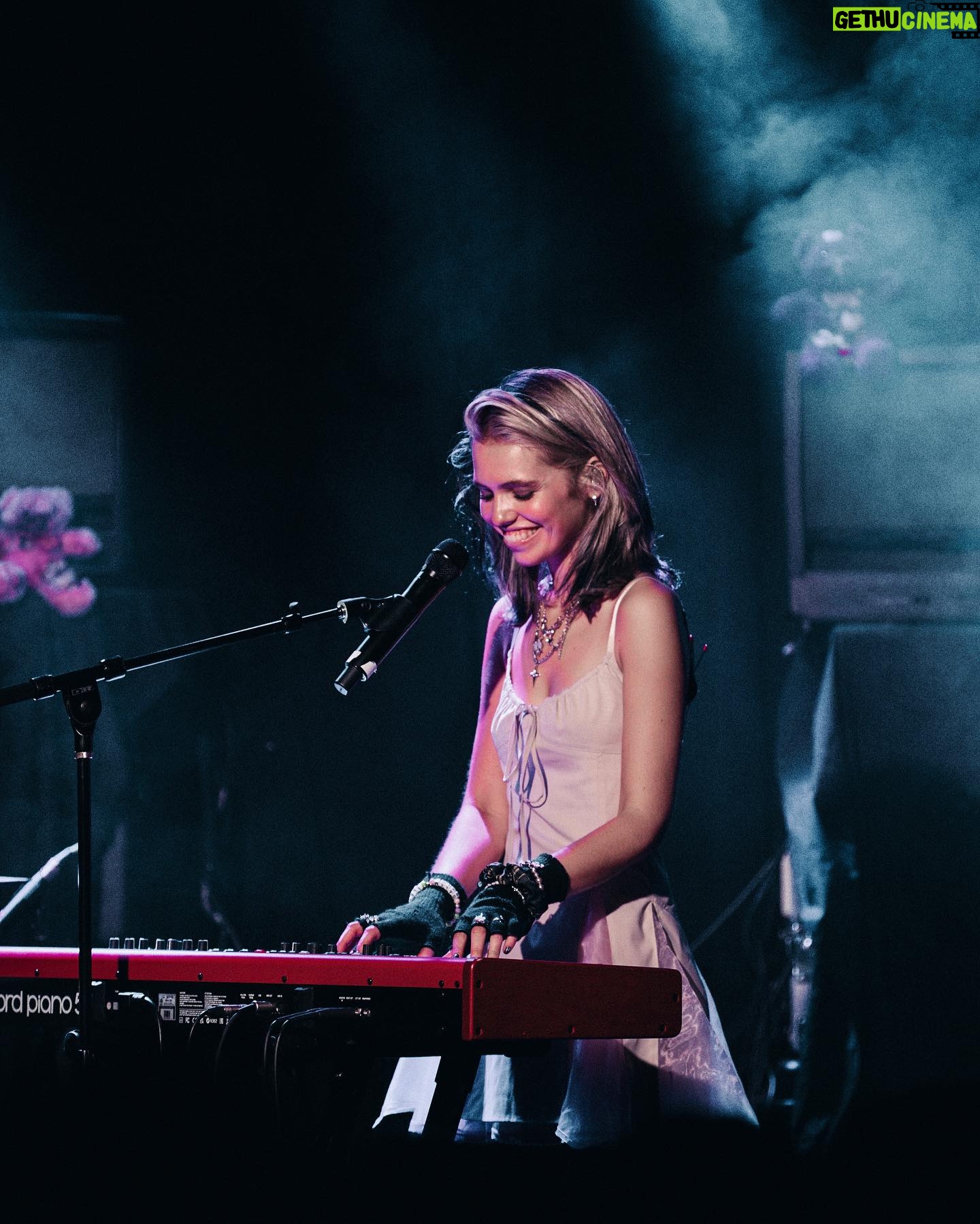 Salem Ilese Instagram - my first LA headline show was a dream 🥹 thank you to everyone who came, and to @caitytakesphotos for capturing it so beautifully 🖤