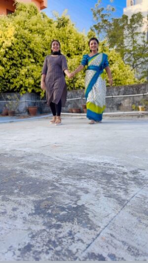 Salma Arun Instagram - #trendingreels #trending #nannarea #barsoremeghamegha🙌🌧💦☔️😍 #hindi #rohini #meena #salma #salmaarun #gomathipriya #friends #cosisters #dance #asihwaryarai #manirathnam #bollywood #television #actress #siragadikkaaasai #vijaytelevison #vijaytv #viktan #thegirls #friendsforever