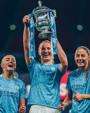 Sam Mewis Instagram - With both sadness and clarity, I am retiring from professional soccer. Unfortunately, my knee can no longer tolerate the impact that elite soccer requires. Though this isn't what I wanted, it’s clear that this is the only path forward for me.

I want to thank everyone who has been on my team throughout this journey- soccer has put so many wonderful things in my life, but the most wonderful thing has been the people. To all of my family, friends, teammates, and fans- I truly feel that we did this together and I’m extremely grateful. 

I plan to share more about the journey of my injury someday. I know that there are many athletes who have faced the unique struggle of stepping away from sport early and I think these stories deserve to be told - and heard. 

But in the meantime, even in great disappointment, there are silver linings. Today, I am excited to announce that I’ll be joining the Men in Blazers Media Network to lead women’s soccer coverage- The Women’s Game- @womensgamemib - will follow American, European, and International soccer. This is an amazing opportunity for me and one that I feel extremely grateful to have been presented with at such a pivotal moment in my life.
 
My sincerest thanks to all of you and I’ll see you soon!