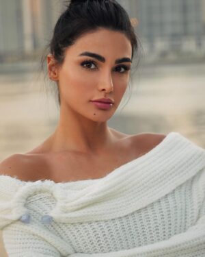Sama Zakeri Instagram - @elationa__ 📸
بی ارزش کردن زندگی با وصل نبودن به آن شروع میشود
و بی ارزش کردن آدمها، با نادیده گرفتنِ احساساتشان.
متن #پونه_مقیمی  @_poune_