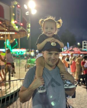 Samantha Droke Instagram - It’s that time of the year!🎢

Fair fun with these kiddos at 36 weeks pregnant! 😬🫣🥰

#fairfun #36weekspregnant #fair #nashvilletn #nashvillemom