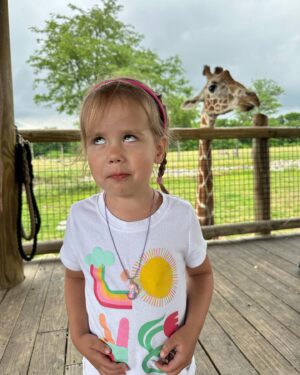 Samantha Droke Instagram - Putting my big girl to sleep last night I cried knowing it would be the last day she would ever be 3. 🥹

She is the sweetest little thing. She cares so much and loves so hard. She is SO smart and SO sassy. And has become the BEST big sissy. 💗

Happy 4th Birthday my sweet Haevyn girl!! 🎈 

I love you!
