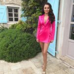 Samantha Barks Instagram - Mamma Mia, here we go again!! Boys week, let’s gooooooo!!! 🎶🎤 @mammamiadreamtv Styling - @karl_willett Make up - @marcosgmakeup Hair - @meganmarshallhair White suit 🤍 @reiss Pink tux dress 💗 @aliceandolivia Shoes @ginashoesofficial Blue dress 💙 @prettylavishuk