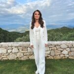 Samantha Barks Instagram - Mamma Mia, here we go again!! Boys week, let’s gooooooo!!! 🎶🎤 @mammamiadreamtv Styling - @karl_willett Make up - @marcosgmakeup Hair - @meganmarshallhair White suit 🤍 @reiss Pink tux dress 💗 @aliceandolivia Shoes @ginashoesofficial Blue dress 💙 @prettylavishuk