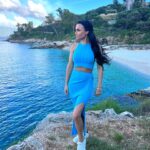 Samantha Barks Instagram - It’s Sophie week 🥰 Come on girls show em what you got 🎤🎶 @mammamiadreamtv @itv tune in tonight 6.15 pm 🥳🎉 Styling - @karl_willett Make up - @marcosgmakeup Hair - @meganmarshallhair Blue💙 Top/Skirt: @prettylavishuk Jewellery: @sorujewellery Trainers: @carvela Black & white🖤🤍 Dress & Shoes: @hasanhejazi