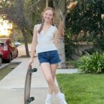 Samantha Cormier Instagram - i haven't rode my longboard in a long time!! #daisywild 🌼