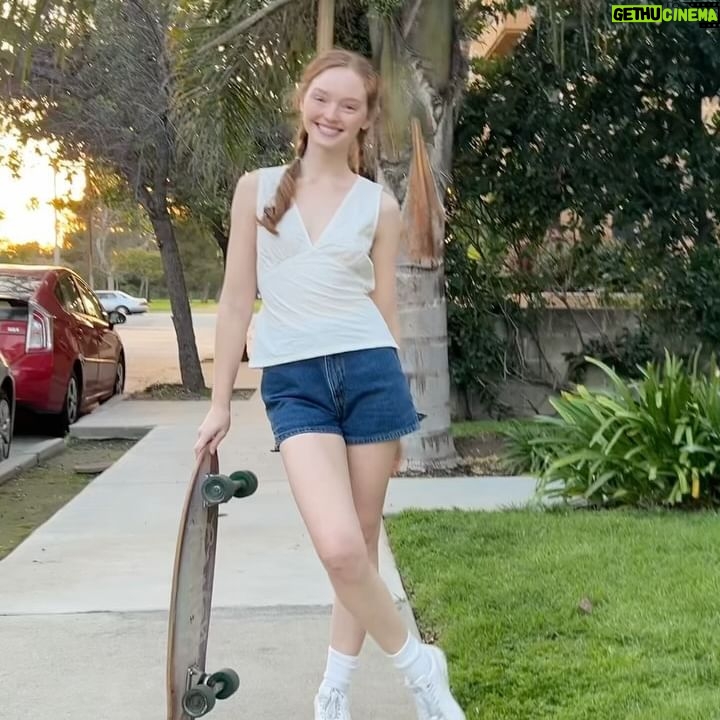 Samantha Cormier - 9K Likes - i haven't rode my longboard in a long time!!
#daisywild 🌼